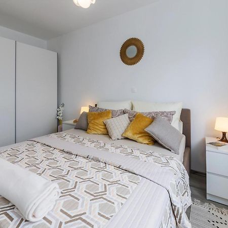 1 Bedroom Amazing Apartment In Peroj Exterior photo