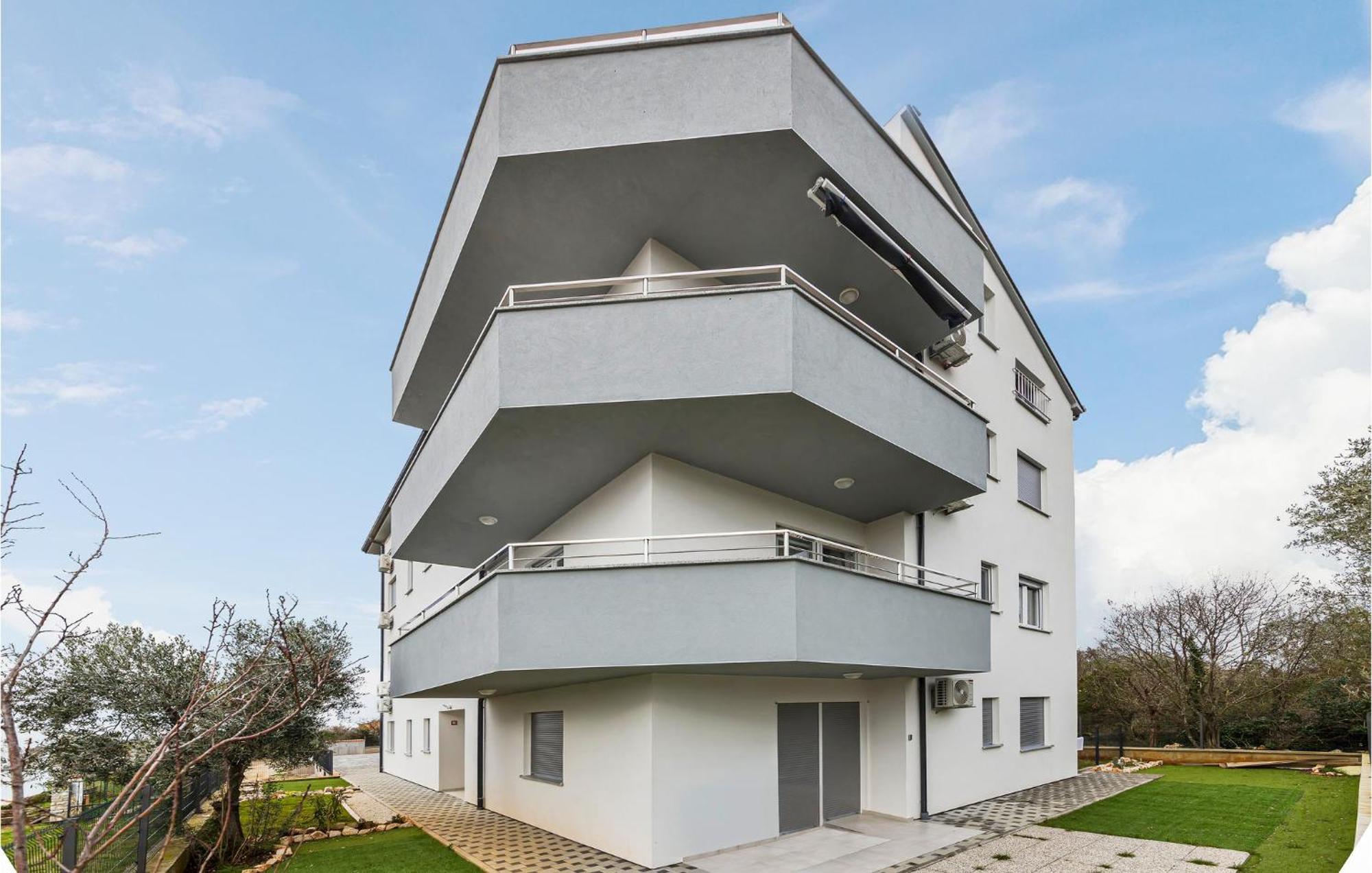 1 Bedroom Amazing Apartment In Peroj Exterior photo
