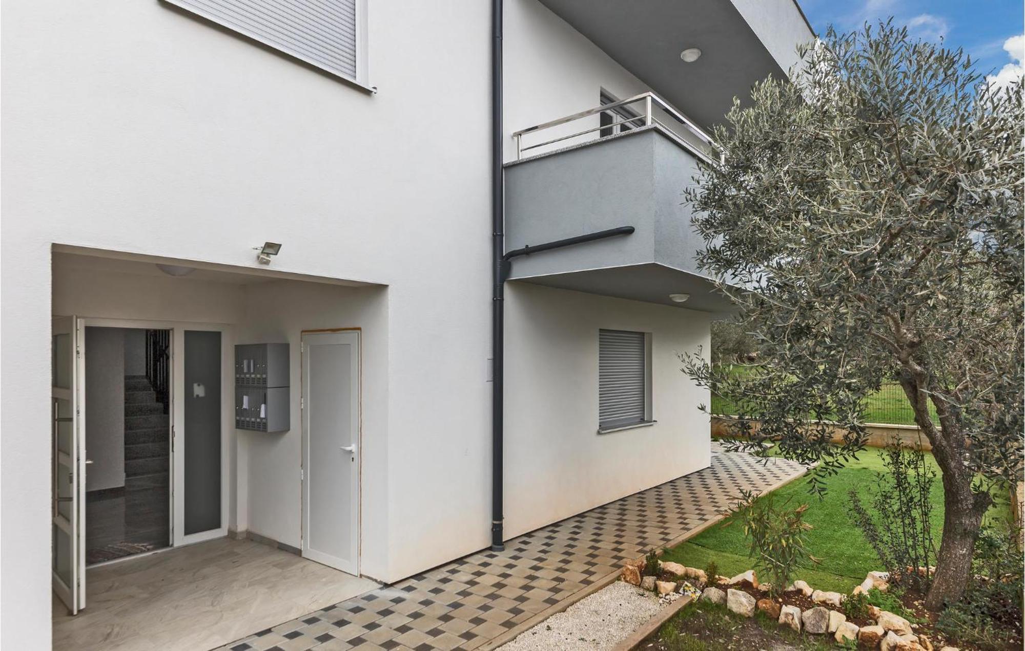 1 Bedroom Amazing Apartment In Peroj Exterior photo