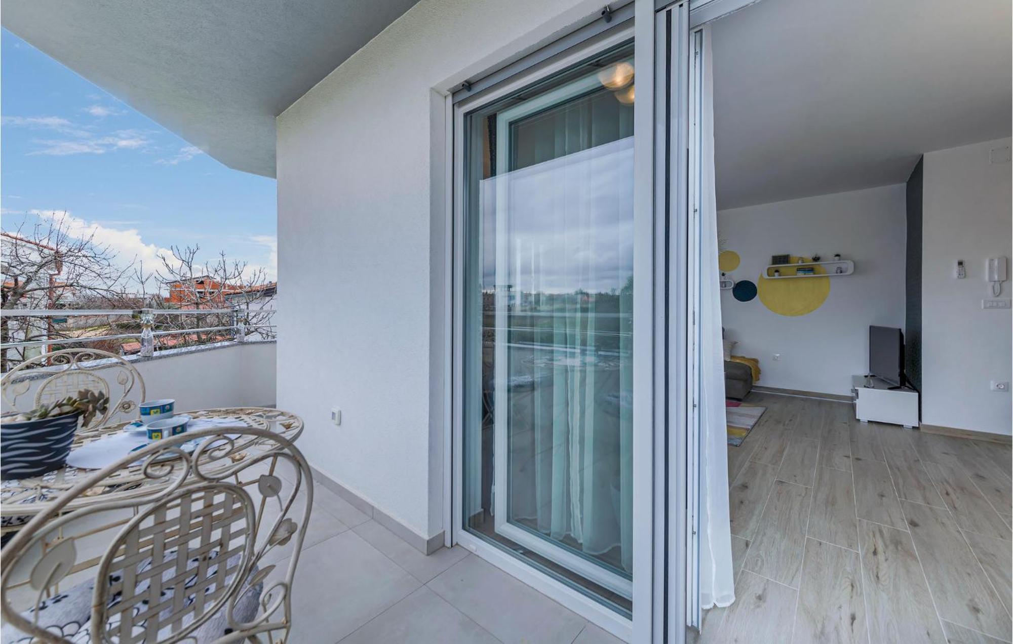 1 Bedroom Amazing Apartment In Peroj Exterior photo